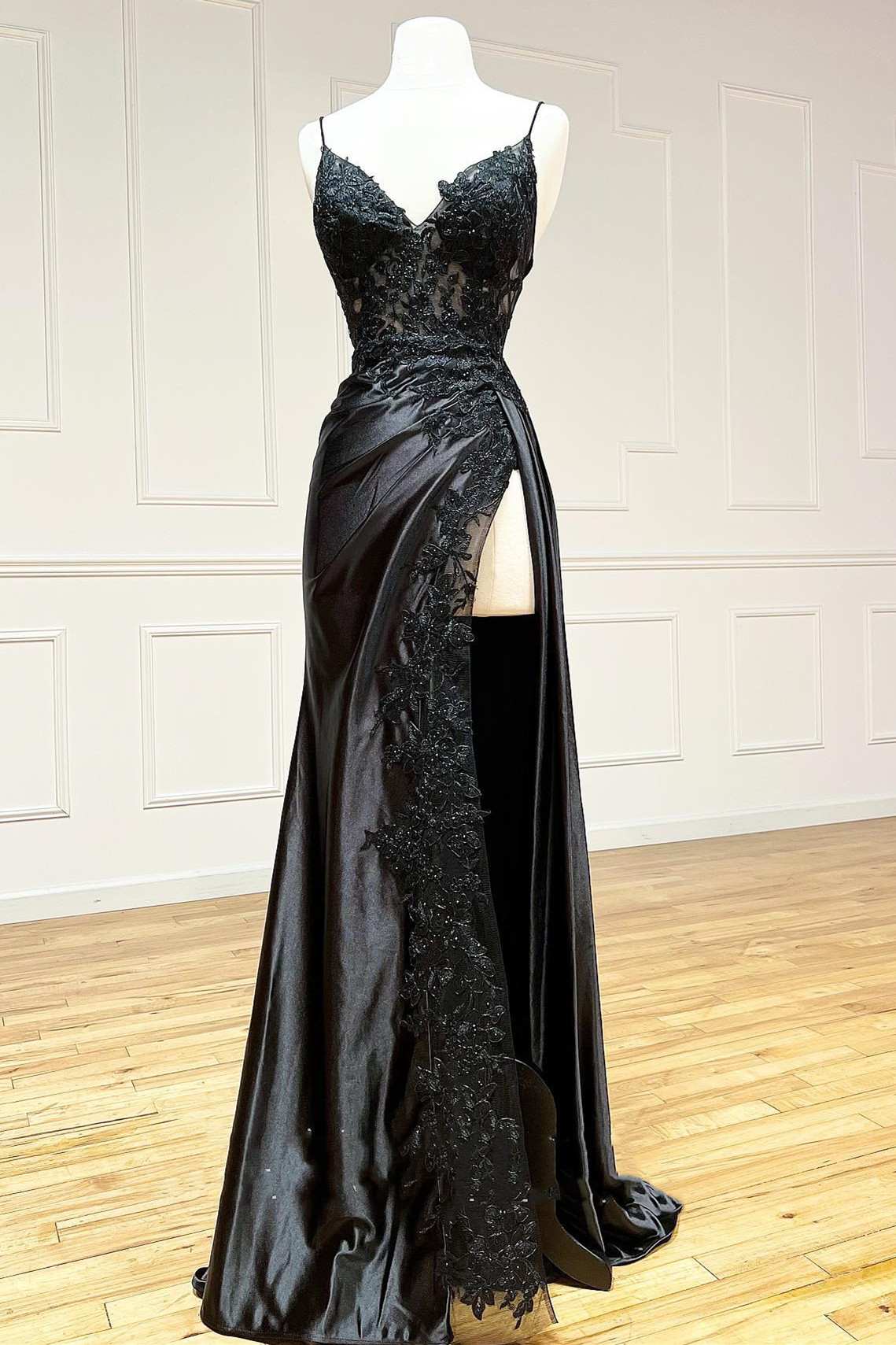 Sevoba|Black Appliques V-Neck Lace-Up Prom Gown with Slit