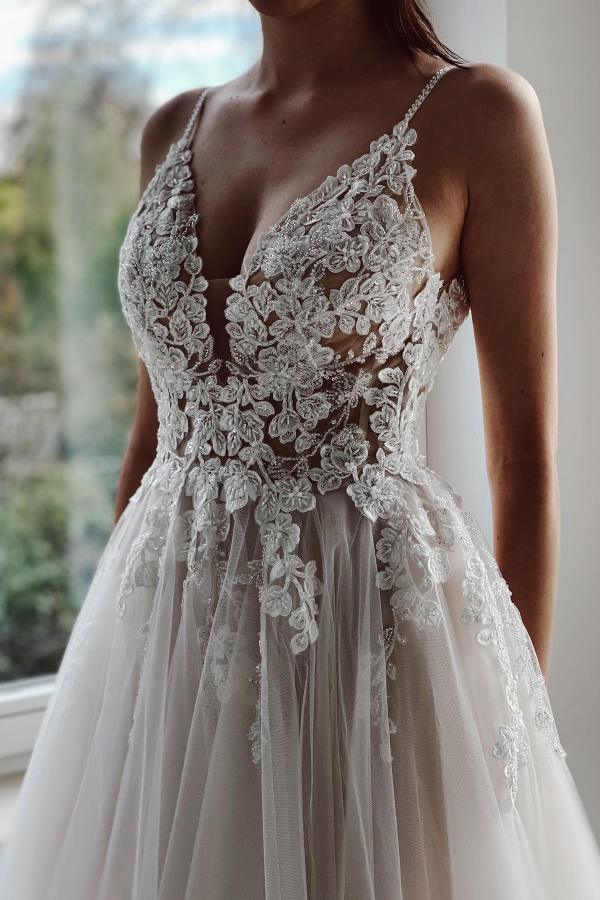 Sleeveless Lace Wedding Dress Spaghetti-Straps V-Neck